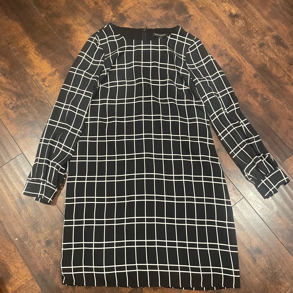 Banana Republic!! Black and white square pattern dress!